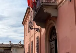 Bandiera d'Italia a mezz'asta dal palazzo municipale per la Giornata nazionale in onore delle vittime dell'epidemia di Covid-19